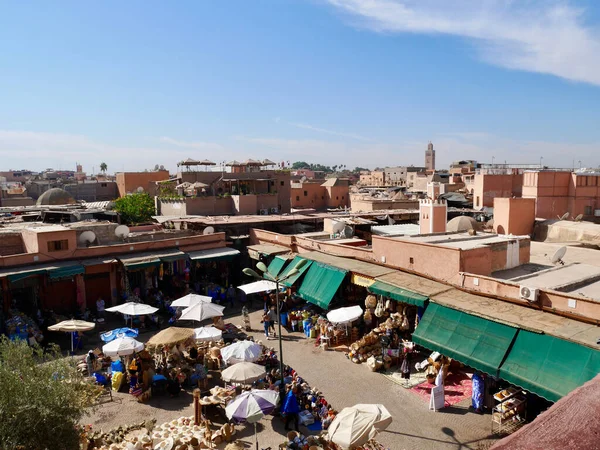 Μαρακές, Μαρόκο, 24.10.2021. Πανόραμα του Μαρακές με Place des Epices και Κουτούμπια τζαμί στο παρασκήνιο. — Φωτογραφία Αρχείου