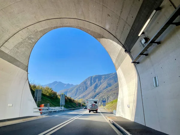 Vista a través del túnel de carretera hacia las montañas suizas. —  Fotos de Stock
