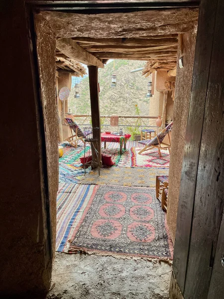 Uitzicht door een deur van een prachtig ingericht dakterras bij Berber huis in het Hoge Atlas gebergte. Imlil vallei, Marokko. — Stockfoto