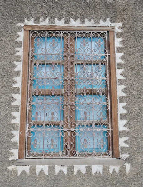 Gros plan de la fenêtre traditionnelle de la maison berbère. Architecture marocaine typique détail d'une fenêtre avec écran orné. — Photo