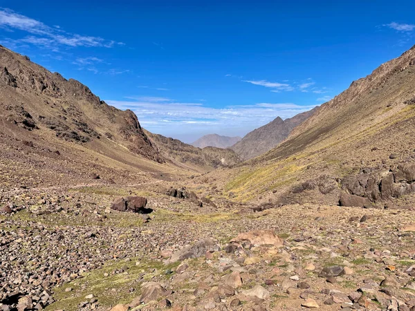 Djebel Toubkal hiking path in the High Atlas Mountains, Morocco. — стокове фото