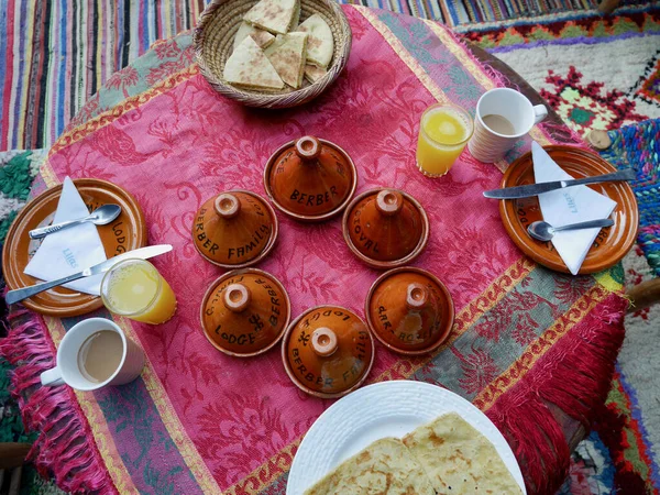 Вкусный марокканский завтрак в горах Высокий Атлас. Имлил, Моррелло. — стоковое фото
