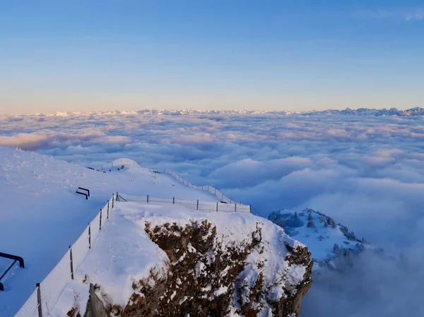 Захватывающий вид на Альпы и туманное одеяло на закате зимой с горной станции канатной дороги Хоер Кастен. Апфелль, Швейцария. — стоковое фото