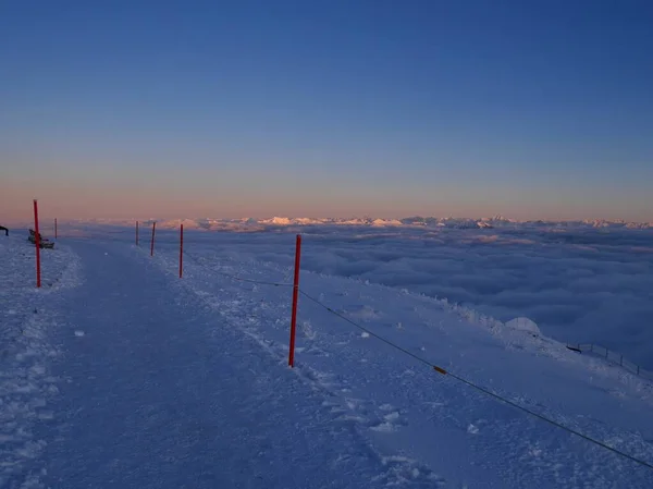 Hoher Kasten teleferiğinin dağ istasyonunda kışın Avusturya Alpleri manzaralı yürüyüş yolu. Alpstein, Appenzell, İsviçre. — Stok fotoğraf