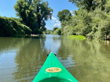 Tavignano nehri üzerinde kanonun önünde. Yeşil doğası çok güzel. Korsika, Fransa.