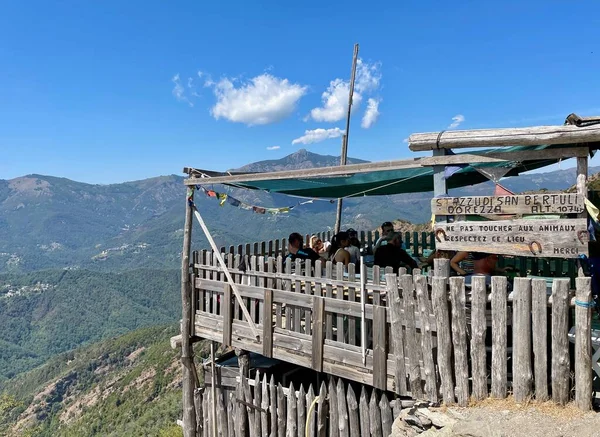 Wooden terrace of Bergerie San Bertuli with stunning view of surrounding mountains in Monacia-dOrezza. Castagniccia, Corsica. — Fotografia de Stock