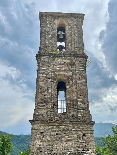 Church tower of Sainte Lucie church in Monacia-dOrezza, a dreamy hilltop village nestled in the mountains of Castagniccia, Corsica, France. — Fotografia de Stock