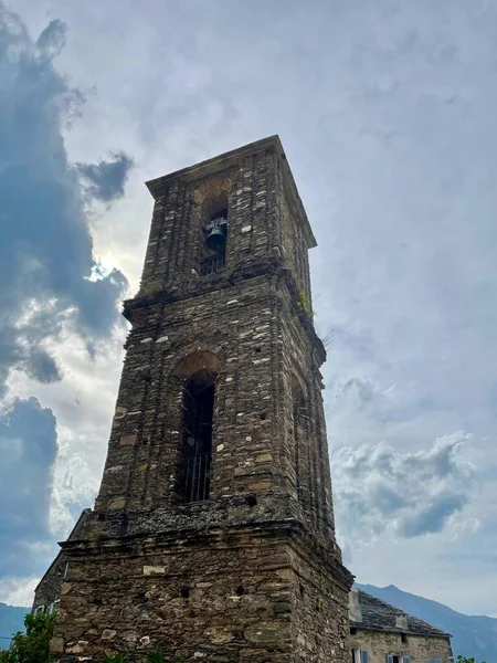 Gereja menara gereja Sainte Lucie gereja di Monacia-dOrezza, sebuah desa puncak bukit bermimpi terletak di pegunungan Castagniccia, Korsika, Prancis. — Stok Foto