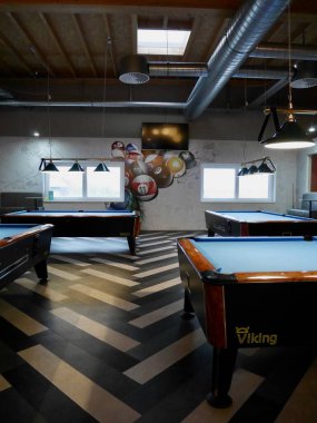 Modern bilardo salonunun içi. Dikey.