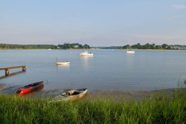 Şahinler Körfezi 'nin sakin sularında kano ve kayıklar, Başlangıç, Massachusetts, ABD.