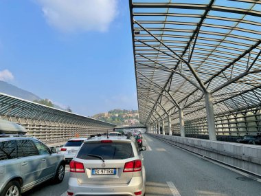 Como, İsviçre, 23.10.2021. İsviçre otobanındaki Como Chiasso sınır kapısında arabalar kuyrukta.. 