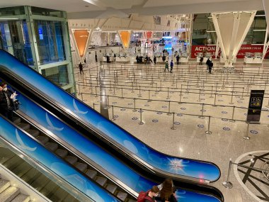 Marakeş, Fas, 28.10.2021. Menara Havaalanı 'ndaki göçmen bürosu görüntüsü. Pasaport kontrolünde kuyrukta bekleyenler.