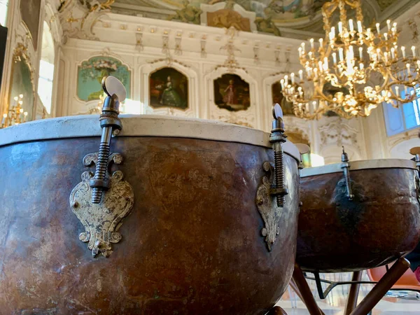 Innsbruck, Austria, 16.10.2021. Historical timpani in Riessensaal at Hofburg. Baroque concert. — Fotografia de Stock