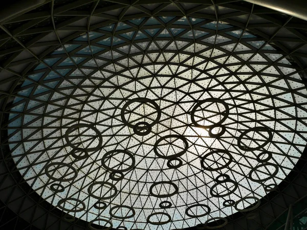 Marakeş, Fas, 28.10.2021. Menara havaalanındaki varış salonundaki tavan. E2A mimarisi — Stok fotoğraf