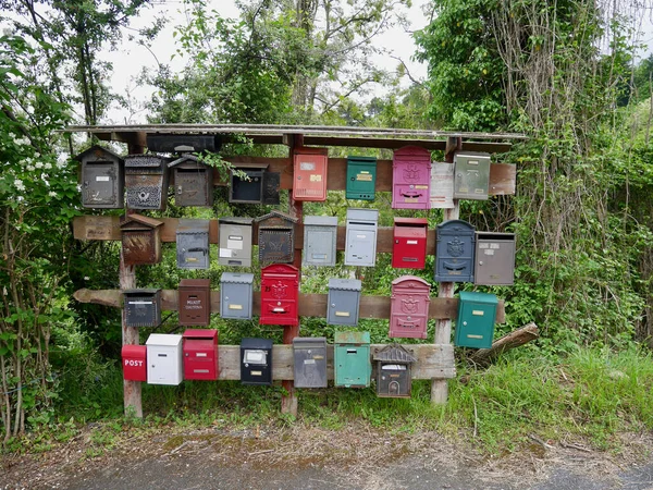 Ligurie, Italie, 7.06.2021. Boîtes aux lettres colorées en Ligurie rurale. — Photo