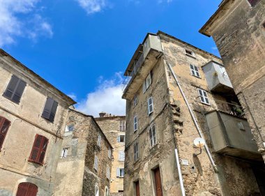 Cervione 'deki tipik taş evler, Castagniccia dağlarına kurulmuş rüya gibi bir köy. Korsika, Fransa.