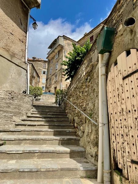 Cervione 'deki tipik taş evler, Castagniccia dağlarına kurulmuş rüya gibi bir köy. Korsika, Fransa. Dikey.