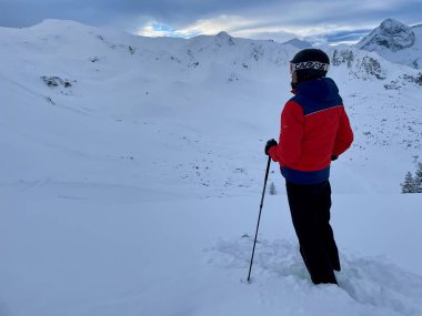 Avusturya Alpleri 'nin el değmemiş kış manzarasında bedava kayakçı. Montafon, Vorarlberg, Avusturya.
