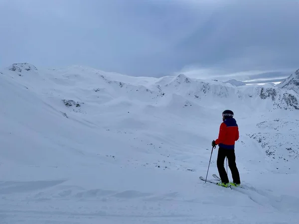 Avusturya Alpleri 'nde el değmemiş kış manzarasında kayak yapmak bedava. Montafon, Vorarlberg, Avusturya. — Stok fotoğraf