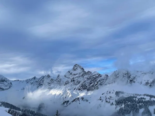 Snow capped mountain ridge with Zimba in the Austrian Alps. Montafon, Vorarlberg, Austria. — Stock Photo, Image