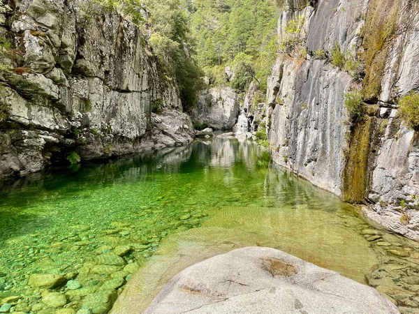 Deep pool with clear, emerald-green water for swimming in river Tavignano, close to Corte. Corsica, France. — Foto de Stock
