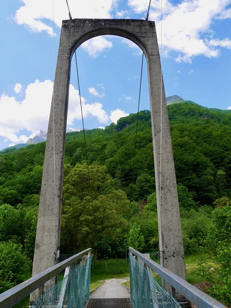 Suspension bridge crossing Verzasca river, Ticino, Switzerland. — Foto Stock