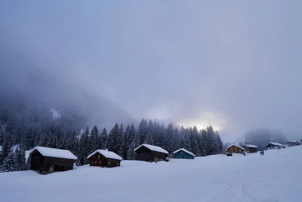 Traditional wooden mountain huts in Gauertal in winter. Montafon, Vorarlberg, Austria. — Foto Stock