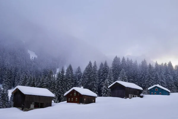 Traditional wooden mountain huts in Gauertal in winter. Montafon, Vorarlberg, Austria. — 스톡 사진
