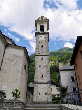 İsviçre, Verzasca Vadisi, Sonogno 'daki tipik Ticino taş kilisesi..