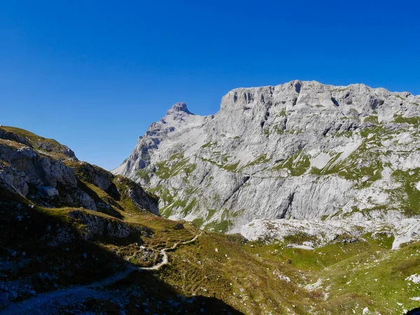Hiking path through rocky landscape surrounded by Sulzfluh and Scheinfluh in Praettigau, Graubuenden, Switzerland. — 图库照片