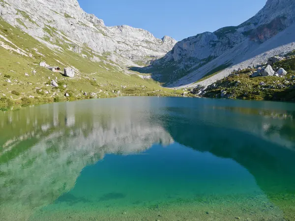 Reflection of mountains in emerald-green Lake Partnun in Praettigau, Graubuenden, Switzerland. — Foto de Stock