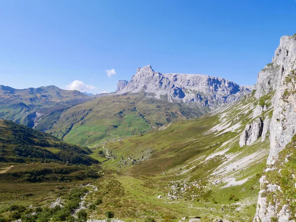 以帕尔提高高山景观为背景,以帕尼恩和苏尔兹弗拉为背景.瑞士格劳宾登. — 图库照片