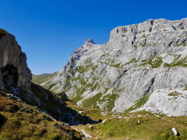在瑞士格劳宾登登Praettigau，由Sulzfluh和Scheienfluh环绕的岩石景观中徒步行走. — 图库照片