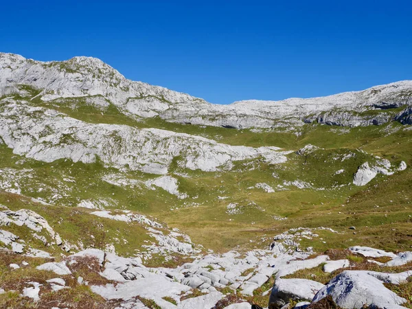 Hiking path through rocky landscape in Praettigau, Graubuenden, Switzerland. — 图库照片