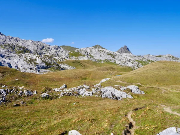 Hiking path winding through alpine landscape in Praettigau, Graubuenden, Switzerland. — 图库照片
