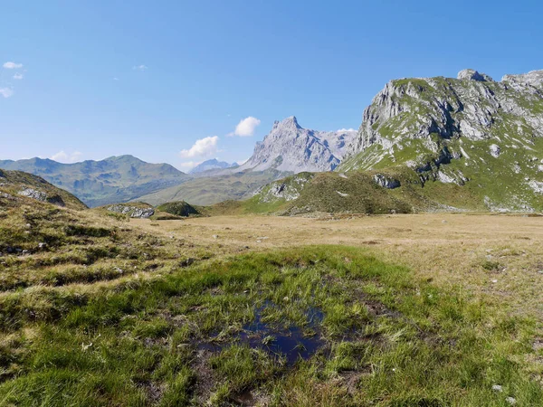 Alpine landscape in Praettigau with Sulzfluh in the background. Graubuenden, Switzerland. — Fotografia de Stock