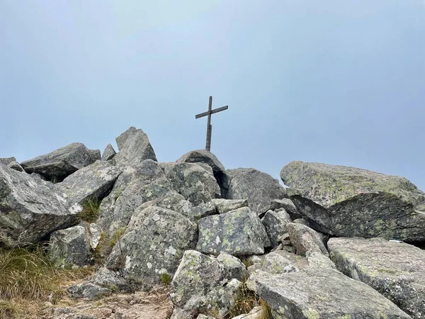Wooden cross on rocky peak of Punta di a Vacca Morta in Ospedale forest. Corsica, France. — Stockfoto