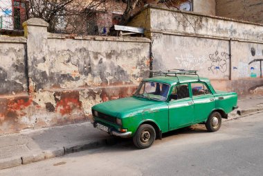 Lviv, Ukrayna, 9.04.2019. Lviv caddelerinde yeşil renkli bir araba.