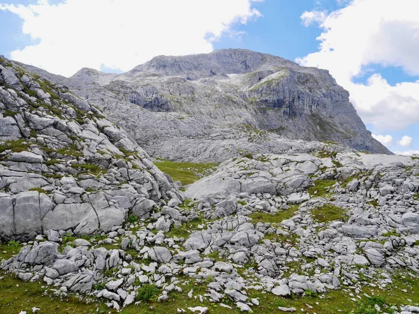 İsviçre Alpleri, Praettigau, Grisons, Graubuenden 'deki muhteşem kayalık dağ.