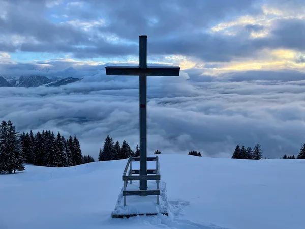 Wooden summit cross in Austrian Alps at sunset in winter. Duenser Aelpele, Vorarlberg, Austria. — 스톡 사진