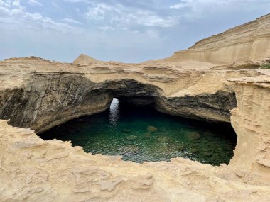Bonifacio yakınlarındaki Capo Pertusatu 'da turkuaz suyu olan gizli kumlu mağara sahili Saint-Antoine. Korsika, Fransa.