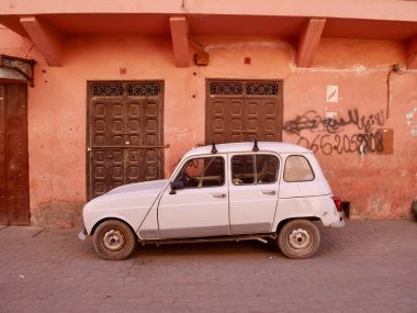Marakeş, Fas, 19.01.2020. Medine sokaklarında beyaz antika bir araba.
