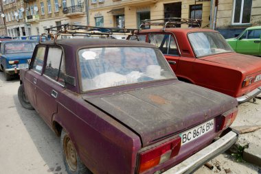 Lviv, Ukrayna, 6.04.2019. Lviv caddelerinde renkli klasik arabalar.