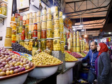 Marakeş, Fas, 22.01.2020. Yerel halk, Souk 'taki gıda pazarından alışveriş yapıyor. Medine 'de zeytin tezgahı.