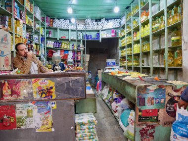 Marakeş, Fas, 20.01.2020. Medine 'deki yerel bir bakkalda dükkan sahibi..