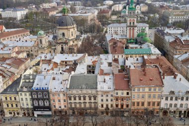 Lviv, Ukrayna, 7.04.2019. Ukrayna, Lviv 'deki Rynok Meydanı' nın havadan görüntüsü. Renkli binaları, pazar yeri, kiliseleri ve katedralleri olan tarihi eski bir kasaba..
