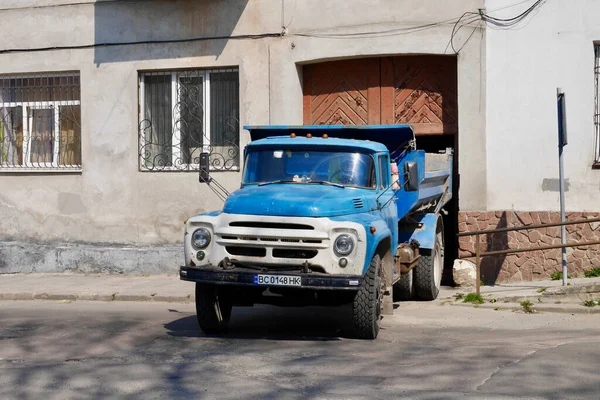 Lviv, Ukrayna, 6.04.2019. Lviv caddelerinde mavi vintage kamyon.