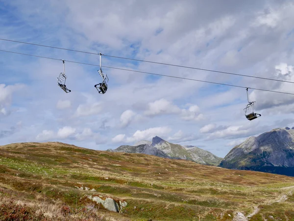 Abondonerad vintagestolslift vid Sonnenkopf på hösten. Klostertal, Vorarlberg, Österrike. — Stockfoto