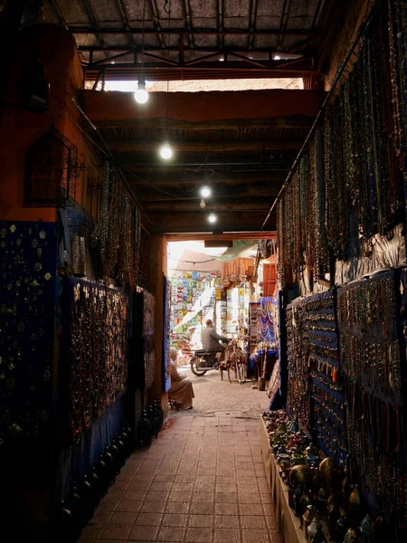 View through a dark alleyway in Medina of Marrakech, Morocco. — 图库照片