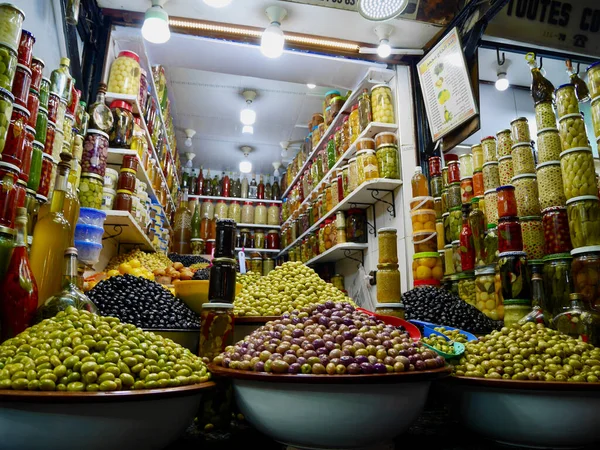 Marrakech, Marruecos, 24.01.2020. Puesto de aceitunas en el mercado de alimentos de la Medina. — Foto de Stock